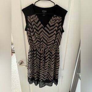 Enfocus Studio Black and Beige Chevron Mini Dress